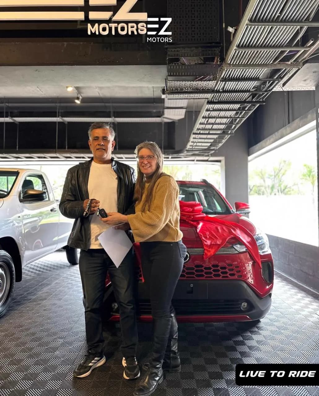 Cliente de EZ Motors recibiendo su vehículo (1)