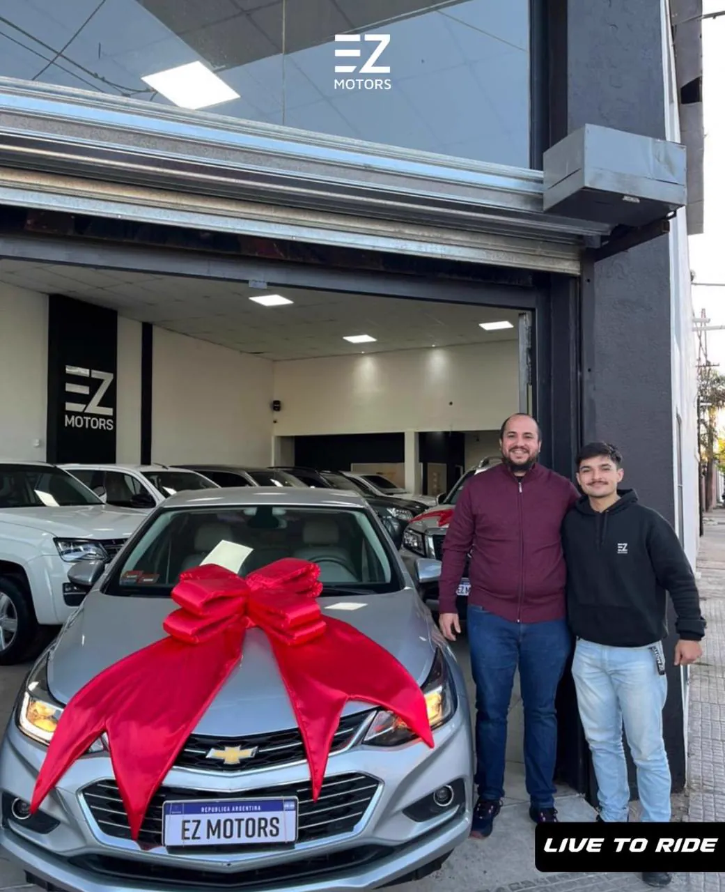 Cliente de EZ Motors recibiendo su vehículo (10)