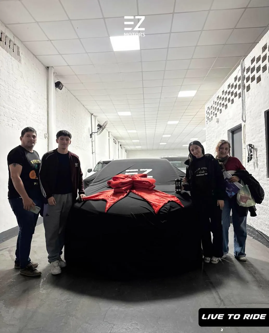 Cliente de EZ Motors recibiendo su vehículo (11)