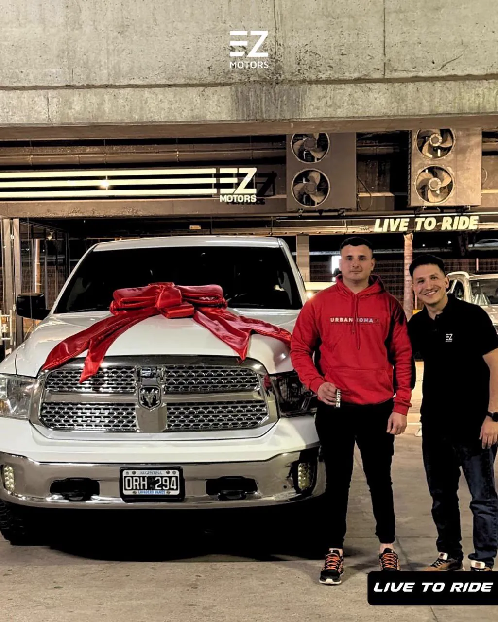 Cliente de EZ Motors recibiendo su vehículo (2)