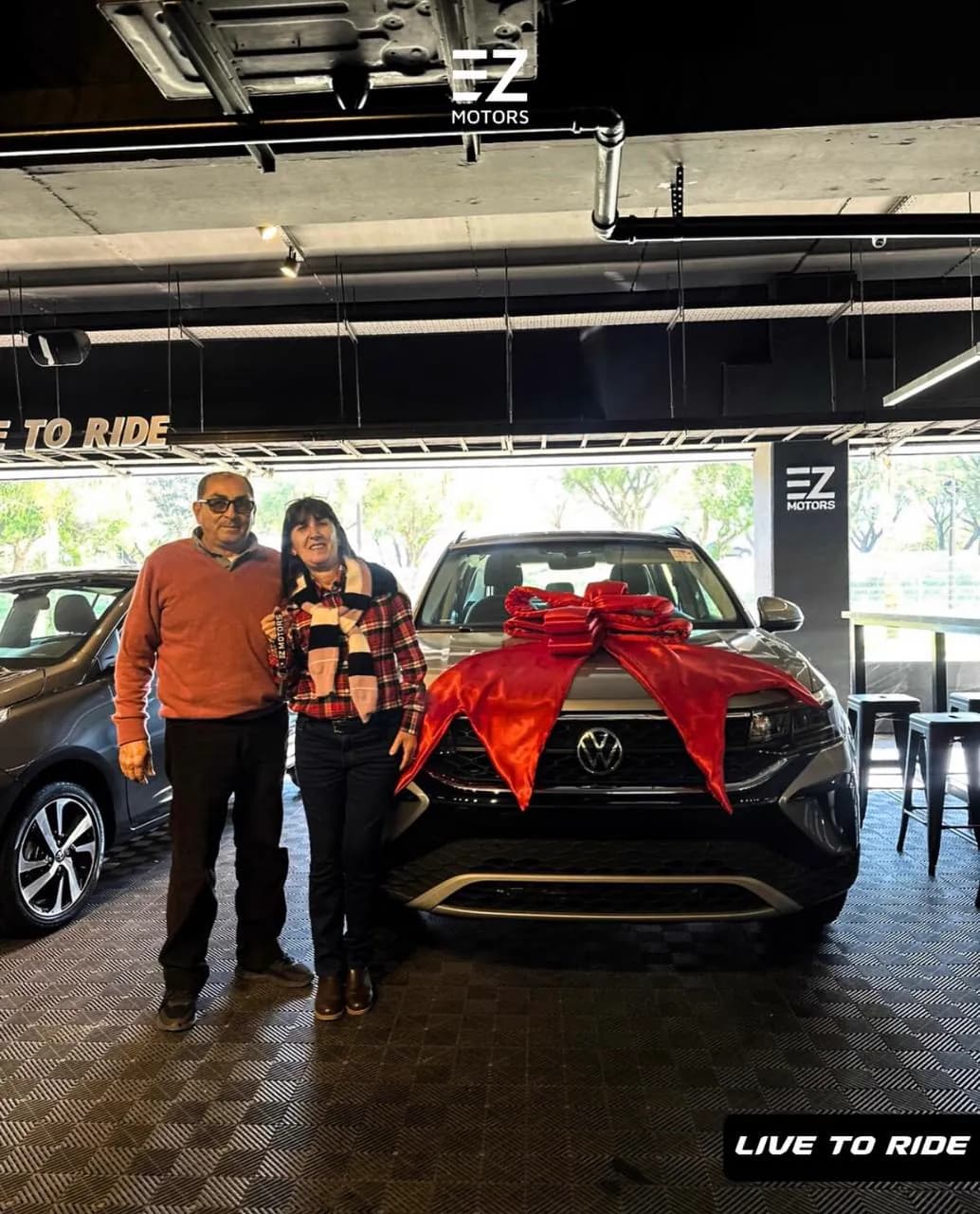 Cliente de EZ Motors recibiendo su vehículo (4)