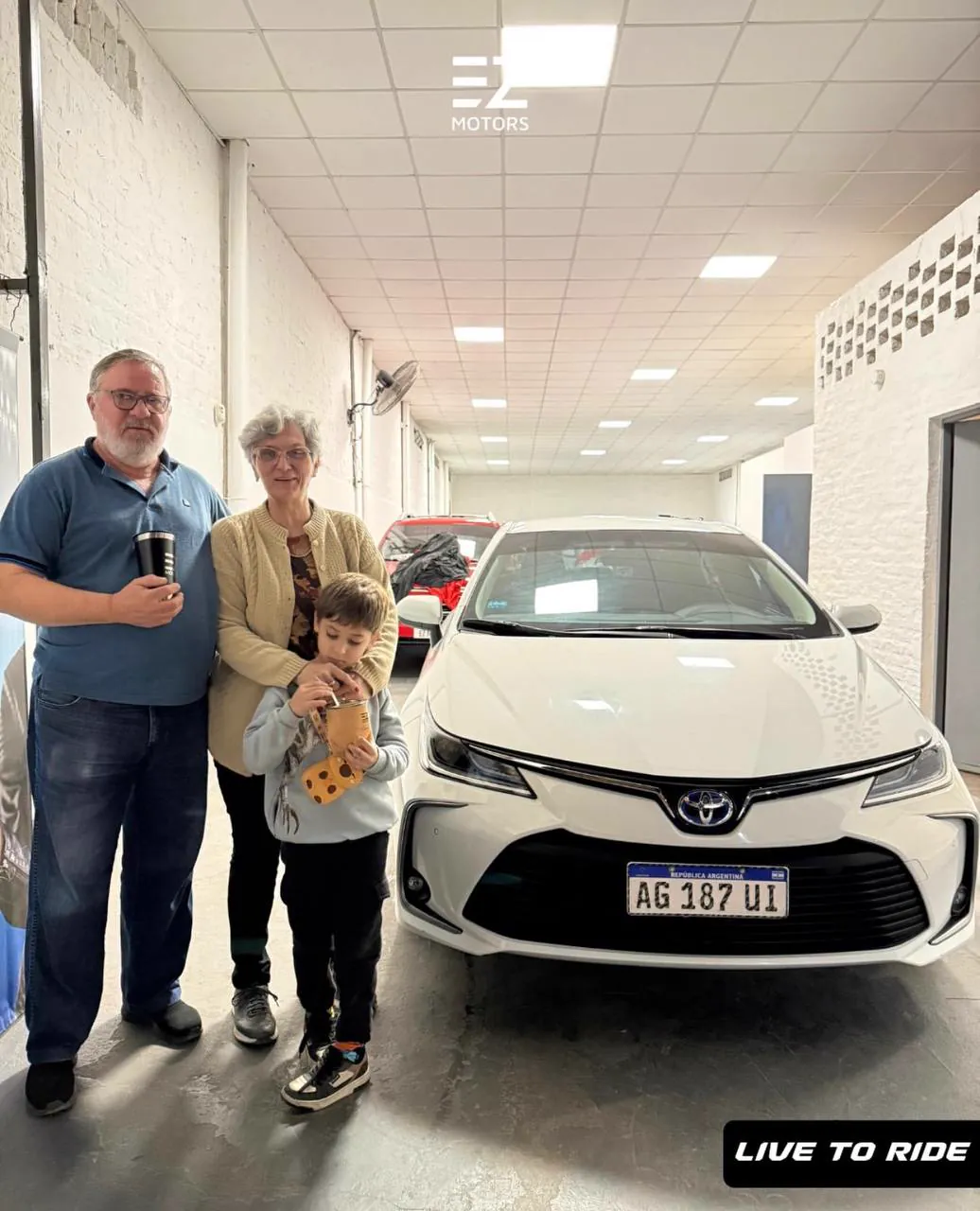 Cliente de EZ Motors recibiendo su vehículo (5)