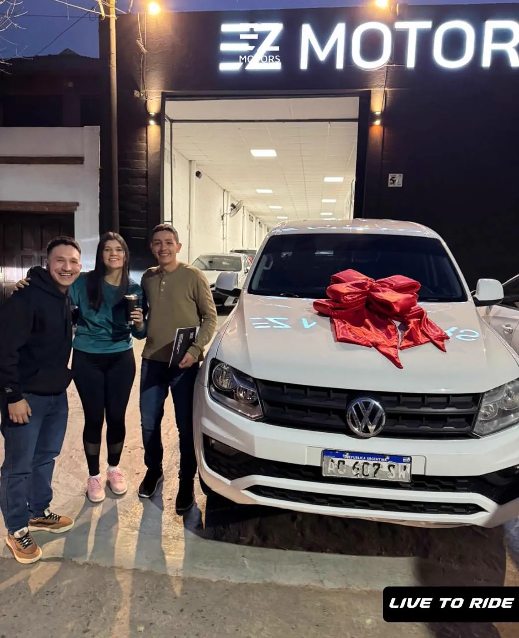 Cliente de EZ Motors recibiendo su vehículo (7)