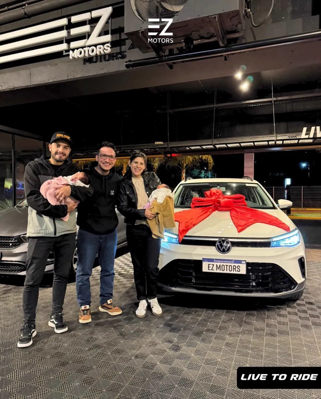 Cliente de EZ Motors recibiendo su vehículo (8)