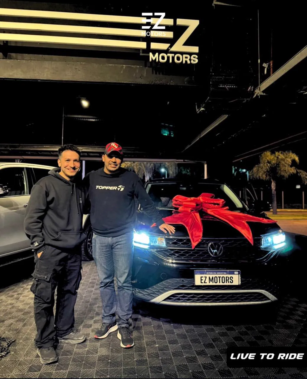 Cliente de EZ Motors recibiendo su vehículo (9)